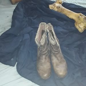 Women boots size 9.5